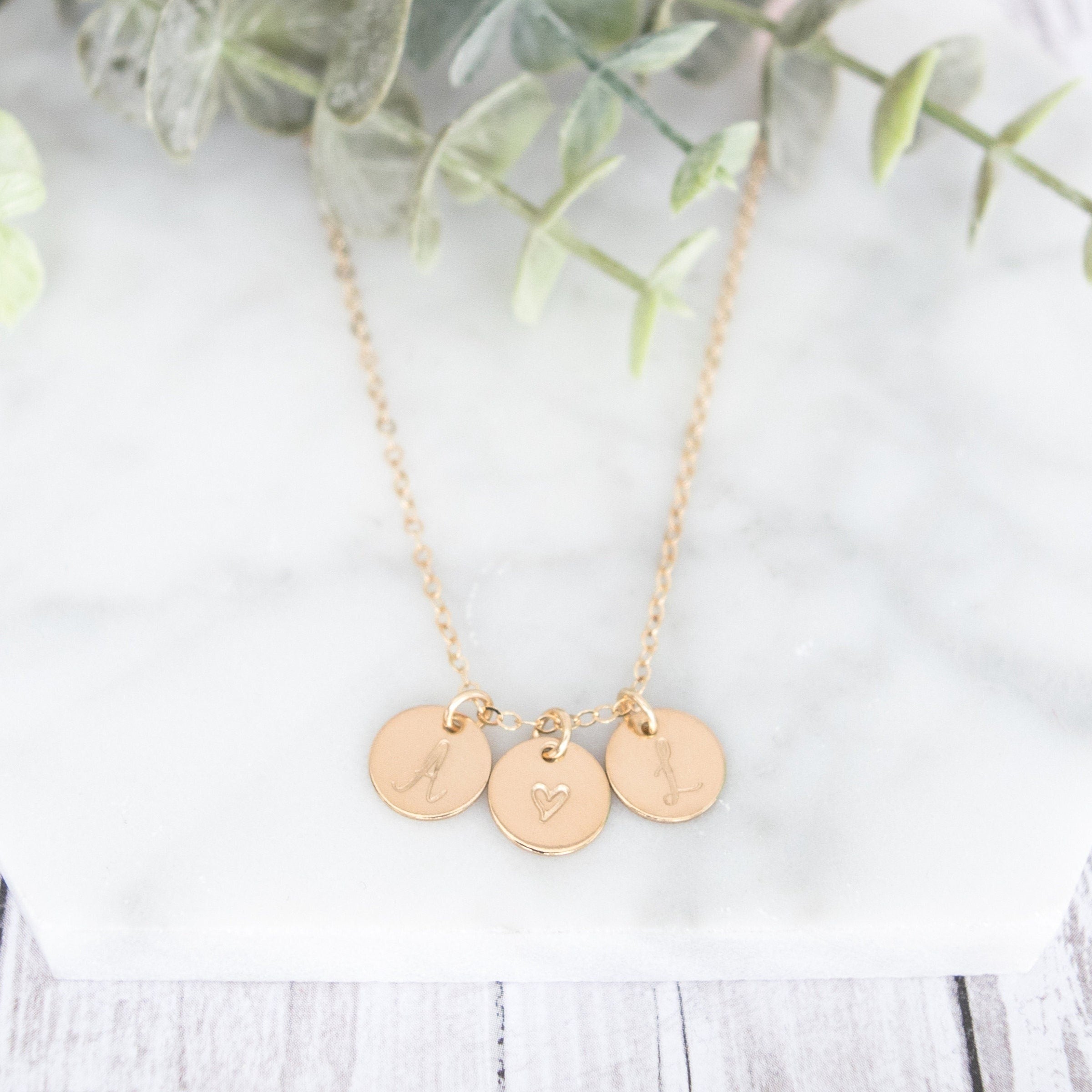 9kt Gold Initial Disc Pendant | MoMuse